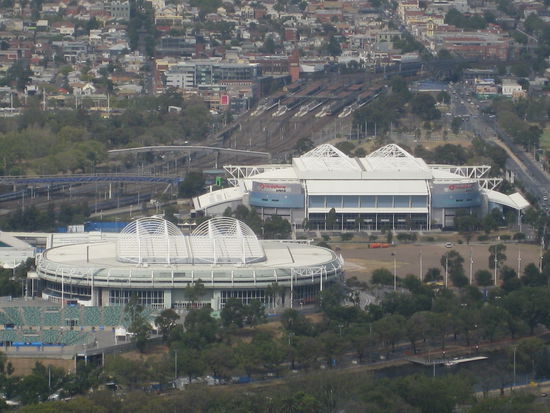Tennis Stadien (hinten Vodafone Arena, das vorne [glaub ich] die Rod Laver Arena)