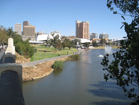 Adeleide Arts Center vom Fluss