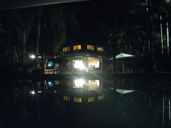 Die Bar von aussen vom Pool aus