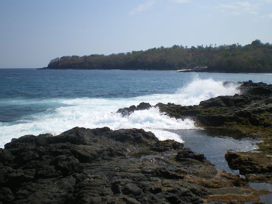 Schwarze Lava-Klippen