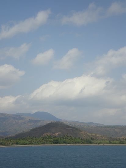 Blick von der Faehre auf Lombok