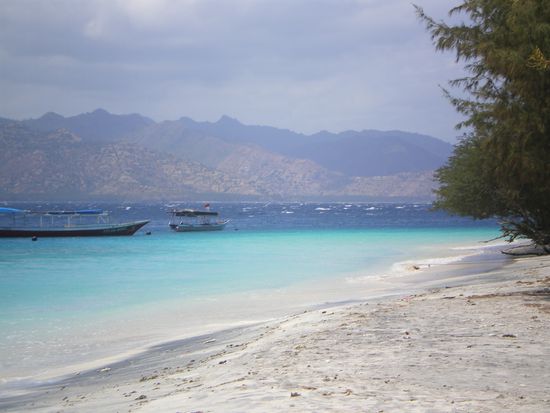 Im Hintergrund ist Lombok zu sehen