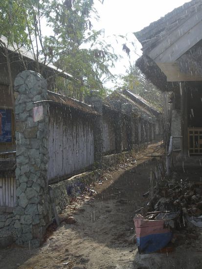 Kurzer Regenschauer. In dem Boot links unten wurde der Fisch gegrillt!