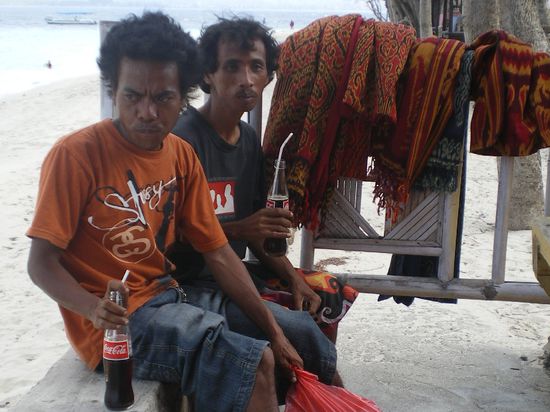 Eine Decke und eine Holzschale verkauft. Jetzt erstmal ne Pause... 