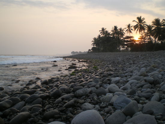 An diesem Strand steigen die Surfer ab. Die Steine sind ziemlich gross, also zum Entspannen ist dieser Abschnitt eher ungeeignet!