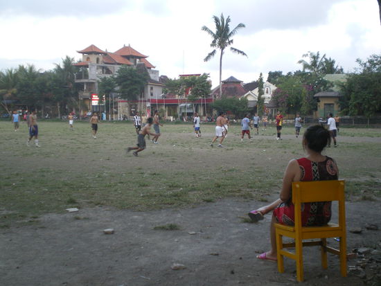 Um den Sportplatz gibt es eine Menge Hotels, Shops und Restaurants