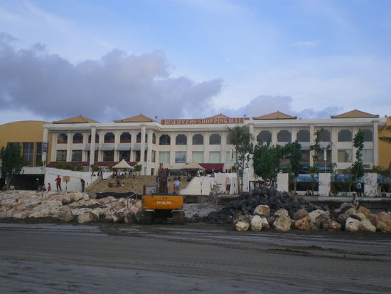 Hier entsteht gerade eine Shopping Mall direkt am Strand - keine Ahnung, wer das braucht