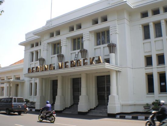Gedung Merdeka, hier fand 1955 die erste Asien-Afrika Konferenz statt. Man kann auch ins Gebaeude, dort gibt es einige Fotos und Original-Requisieten zu besichtigen