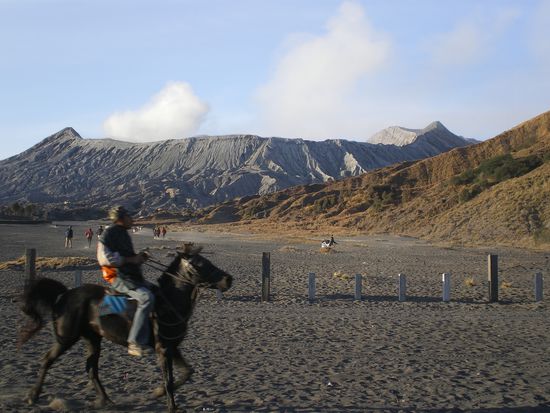 Wuestenlandschaft, im Hintergrund der aktive Vulkan Mt. Bromo