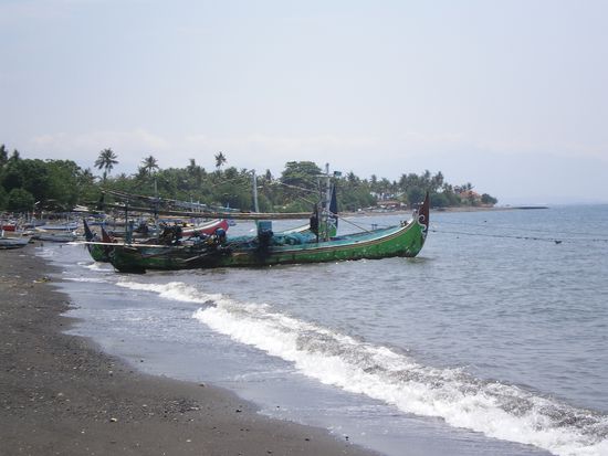 Schwarzer Sandstrand am Lovina Beach