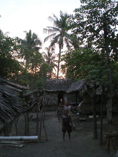 Hier wurden wir zum Kaffee mit Keksen eingeladen, die Gespraeche verliefen mit Haenden und Fuessen...