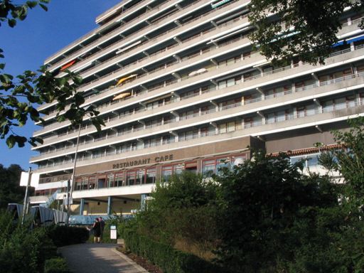 leider etwas verfallenes Hochhaus mit Ferienwohnungen