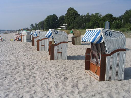 Noch sind die Strandkörbe unbesucht, das änderte sich ganz schnell..