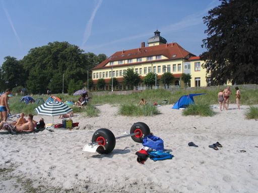 im Hintergrund eine teure Seniorenresidenz