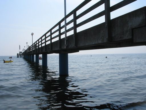 Der Steg von unten