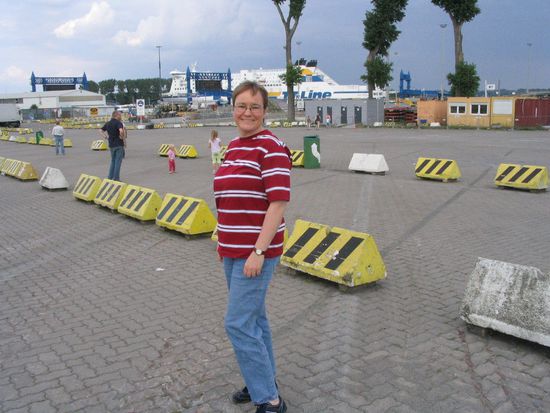 da bin ich. Hinter mir der Dampfer Nils Holgersson