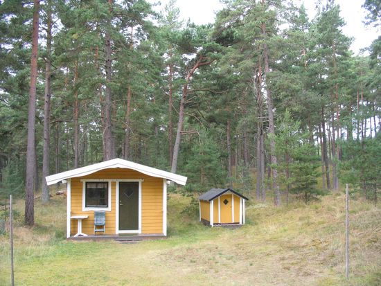 Das Haus hatte noch 2 Nebenstugas. Das größere hatte noch 3 Betten, die wir aber nicht benutzten. Nur die Matratzen, weil uns eine nicht reichte, es war zu hart. Diese Stuga hatte einen Tisch und ein eigenes Waschbecken. Die kleinere Stuga beinhaltete nur Spiele wie Tennisschläger, Ball, u.s.w.