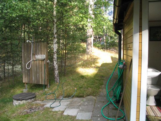 Anders jedoch die Dusche, die mitten im Garten stand. Um dahin zu gelangen, mußte man nackig über die Steine. Sehen konnte man uns nicht, obwohl mein Mann meinte, es liefen genug Spaziergänger mit Hund durch den Wald.