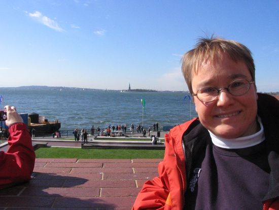 ich im Battery Park im Hintergrund die Statue of Liberty