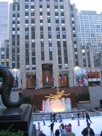 Rockefellar Center mit der typischen Eishalle