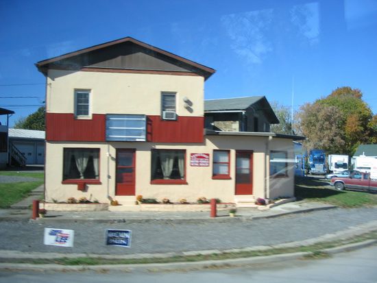 unten sieht man die Plakate im Wahlkampf 2 Wochen vor der Wahl