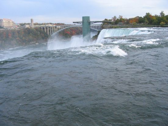 von der USA Seite aufgenommen: Hinten die Rainbow-bridge an der Grenze