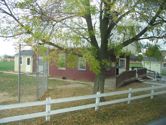 Das ist eine one room school. Der Junge in der Türe versteckt sich vor unserem Touristenbus