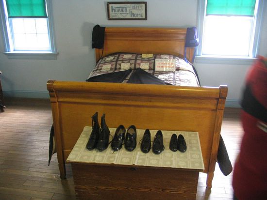 Im Museum, ein typisches Schlafzimmer. So sieht es bei den Amischen heute noch aus.