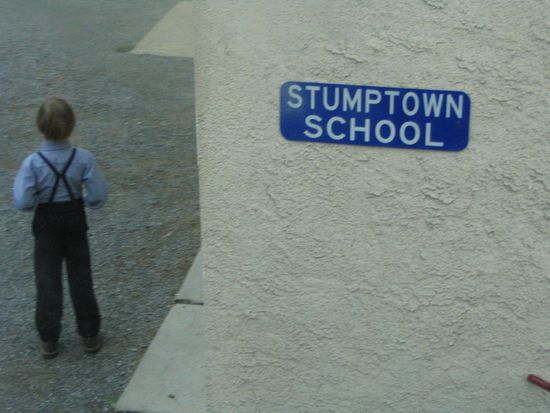 Gegenwärtige Schule aus dem Bus rausfotografiert. Der Junge hat die vorgeschriebene Kleidung der Amischen an.