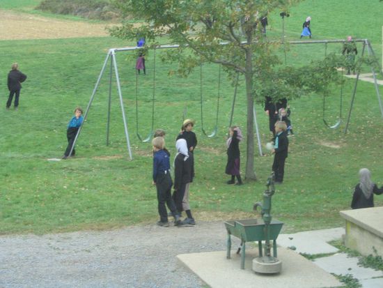 Die Amische Kinder hatten gerade Pause, als wir durch das Land fuhren