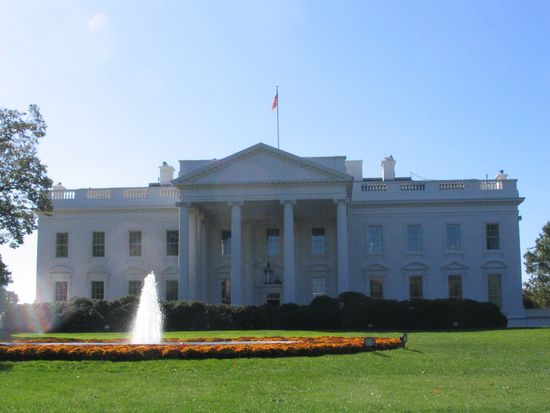 Weißes Haus bei Tag