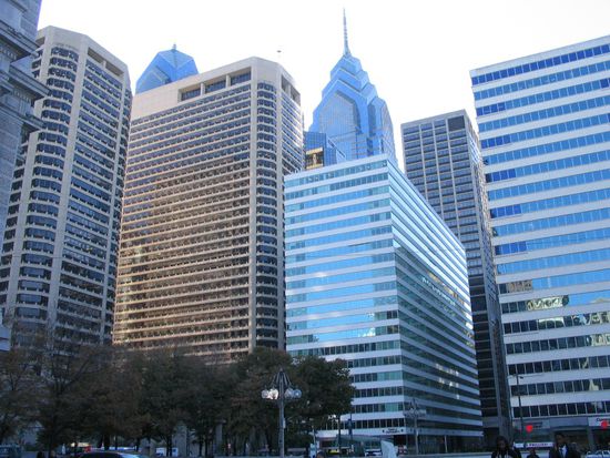 Skyline, wobei ein Hochhaus an das Crysler-Gebäude in NY erinnert