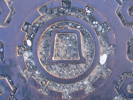 Kanaldeckel mit Freiheitsglocke
