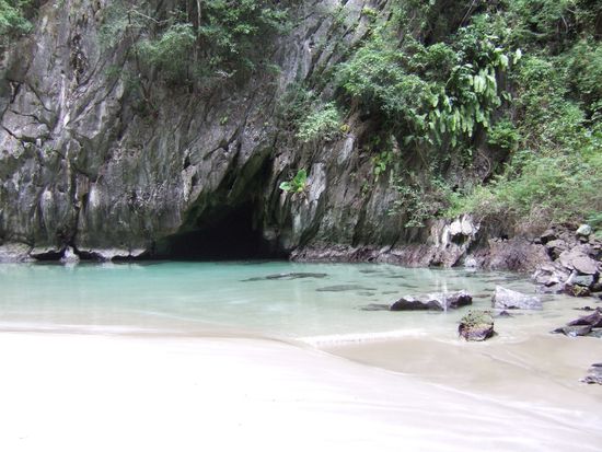 Marakot Cave (hier kommt man nach 80 Metern wieder aus der Höhle heraus geschwommen)