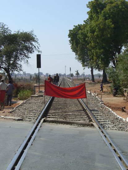 Hier muss der Zug stehen bleiben, nicht der Straßenbenützer !!!