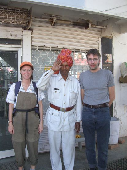 Ganpat vom Hotel Zen - der freundlichste Inder, den wir auf der ganzen Reise kennen gelernt haben. - Ich habe wieder meinen Notfalllatz an, weil die Jean wird schon wieder genäht !