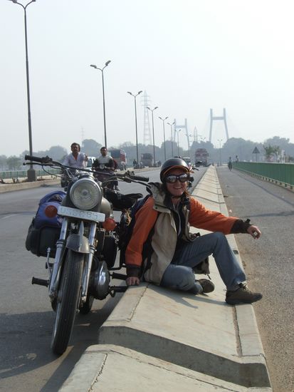 Ich will eigentlich gar nicht mehr auf die Royal Enfield aufsteigen, so schmerzt mein Popo - aber wir müssen ja noch ein Quartier suchen.