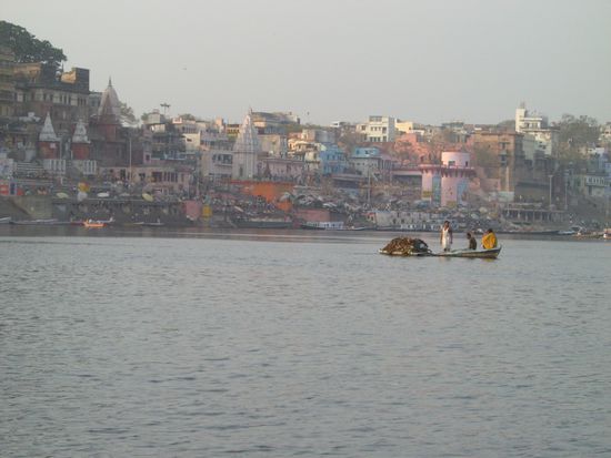 Hier wird keine "Flussbestattung" gemacht, nein, dass ist der Müll von Varanasi, der in den Ganges geschmissen wird.