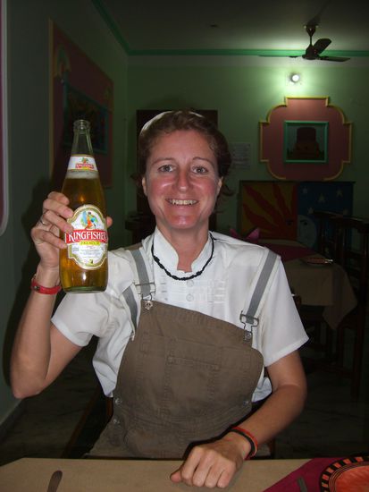 Ich weiß, Alkohol in Indien und dann noch als Frau, und als Draufgabe habe ich aus der Flasche getrunken - da schmeckst ja viel besser !!