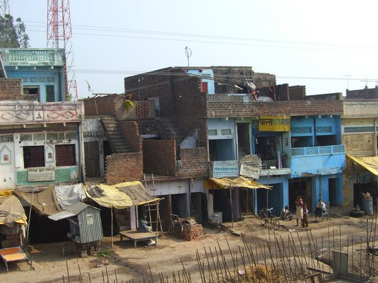 hier haben wir wieder abgeschnittene Häuser, da die Strasse den Platz braucht.