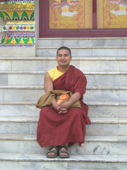 vor dem thailändischen Tempel