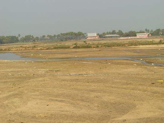Das ausgetrocknete Flussbett zum Dorf Sujata