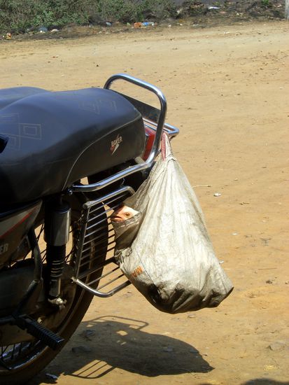 Ein Hühnertransport. Der nächste (Radfahrer) hatte 10 lebende Hühner mit, je fünf rechts und links auf der Lenkstange mit den Füssen angehängt - Tierschützer gibt es hier nicht !