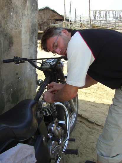 Und weil wir ja noch einige Kilometer fahren wollen, wird zwischendurch auch die Enfield auf Vordermann gebracht.