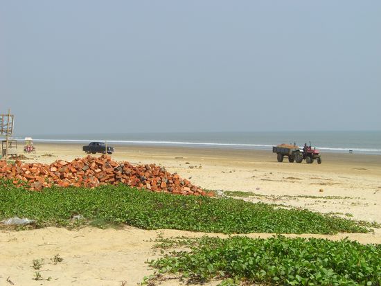 und statt Auto´s und Traktoren gibt´s Touristen (aber nur die, die mit der Kleidung baden gehen !)