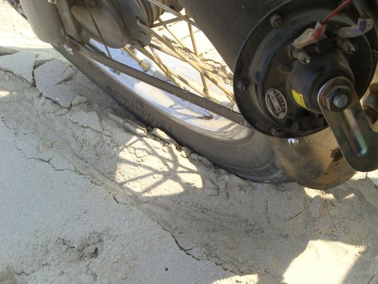 Okay, strandtauglich ist die Enfield, aber nicht bei zu weichem Sand.