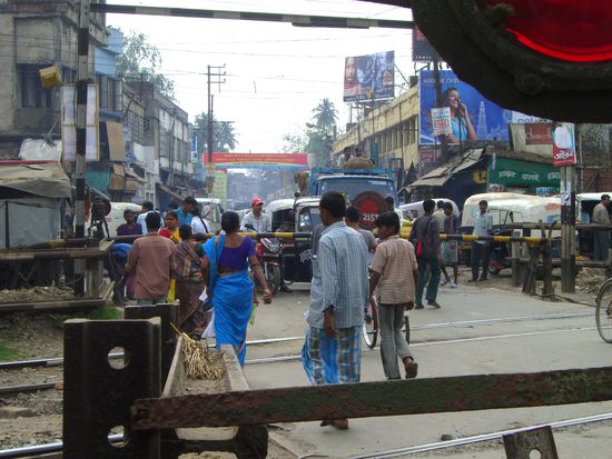 wozu sind die Schranken herunten ? Ach ja, dass sich die Fahrzeuge auf beden Seiten aufstellen können, aber nicht nur links, sondern über die ganze Strasse - dass wird super, wenn die Schranken wieder geöffnet werden !! ....