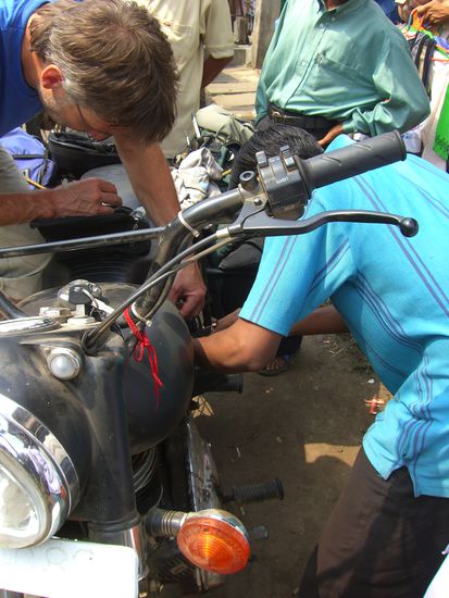 Das kennen wir doch - Richtig, es wird wieder geschraubt. Aber das Problem war schnell behoben, war ja nur eine leere Batterie.