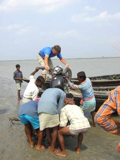 Horuck - und rauf mit der Enfield auf´s Boot