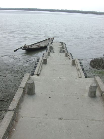 Beim Ausladen waren sie nur zu dritt und blöderweise bewegt sich das Wasser und somit auch das Boot.